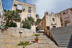 een groep trappen voor een gebouw bij La Casetta del Borgo Cefalù in Cefalù