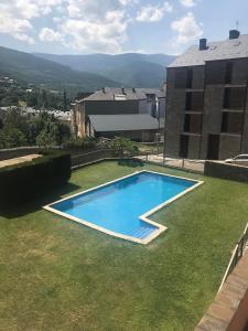 The swimming pool at or close to Apartament Neret I