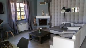 un soggiorno con un divano e un tavolo di villa provençal avec piscine a vias de 10 personnes a Vias