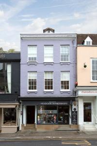 purpurowy budynek na ulicy ze sklepem w obiekcie Hampden Apartments - The George w mieście Windsor