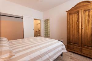 um quarto com uma cama e um armário de madeira em Casa "Le Mura" 70mq em Riva del Garda