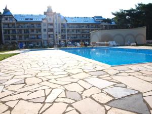 an empty swimming pool with a building in the background at Apartament 101 Blue Mare in Łukęcin