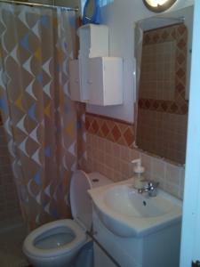 a bathroom with a toilet and a sink at Hansel y Gretel in Pedrosa del Rey