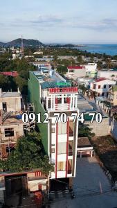 un bâtiment avec une horloge dans une ville dans l'établissement Đức Chính Hotel - Ninh Chu - Phan Rang, à Phan Rang