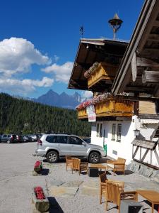 Vista generica sulle montagne o vista sulle montagne dall'interno dell'affittacamere