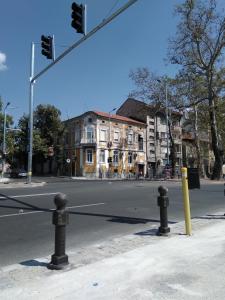 una calle vacía con un semáforo y un edificio en Hostel Ginger House en Plovdiv