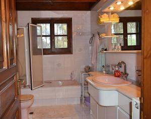 A bathroom at Seaside Villa in Alikes, Chalkida