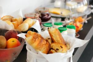 Makanan di atau berdekatan rumah tamu ini