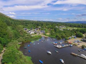 una vista aérea de un río con barcos en él en Balmaha Lodges and Apartments en Balmaha