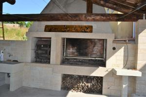 LiresにあるApartamentos casa enriqueの石造りの暖炉のあるパティオ