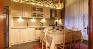 Кухня или мини-кухня в Verula City Luxury Villa
