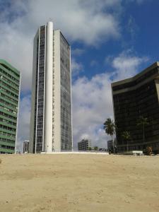 un edificio alto frente a dos edificios altos en Juliana, en Recife