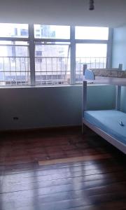 Habitación con cama y ventanas en un edificio en Juliana, en Recife