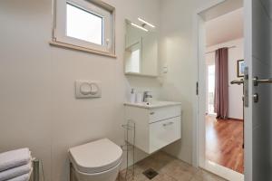 Kúpeľňa v ubytovaní Apartmani Sara i Klara + 37 fotografií