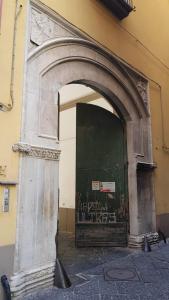 ナポリにあるPalazzo 15の建物脇のアーチ道