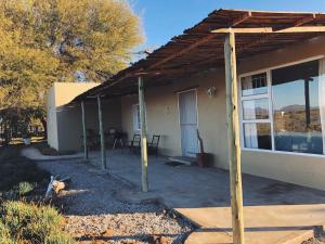 a house with a wooden pergola on a patio at Die Lemoenhuis in Calvinia