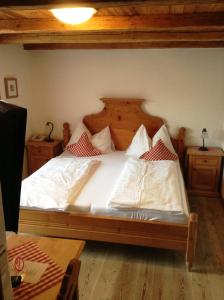 A bed or beds in a room at Landhotel Vordergrub
