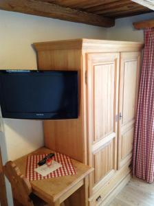 A television and/or entertainment centre at Landhotel Vordergrub