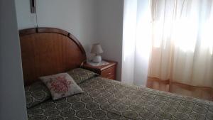 Tempat tidur dalam kamar di Departamento en Mar del Plata