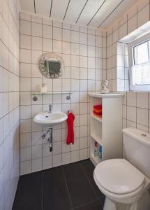 y baño con aseo y lavamanos. en Ferienwohnung Haaren, en Waldfeucht