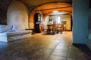 Agriturismo Magnarosa في بارجي: غرفة معيشة مع أريكة وطاولة