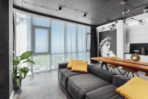 شقة فيريا في أوديسا: غرفة معيشة بها أريكة وطاولة