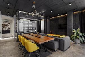 شقة فيريا في أوديسا: غرفة طعام مع طاولة خشبية وكراسي صفراء