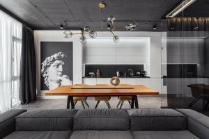 شقة فيريا في أوديسا: غرفة معيشة مع طاولة خشبية وأريكة