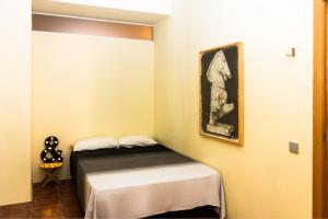 バレンシアにあるFun&Happy VLC Centerのベッドルーム1室(ベッド1台付)が備わります。壁に絵が飾られています。