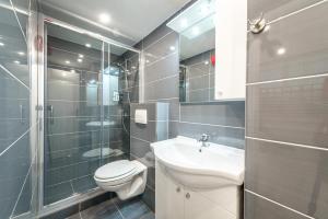 une salle de bain avec toilettes, lavabo et douche dans l'établissement Apartment Duci, à Split 14 autres photos
