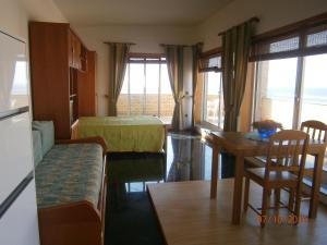 1 dormitorio con cama, escritorio y mesa en Sun, Pool and Beach, en Esmoriz