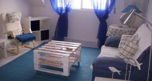 a living room with a couch and a chair at Tu Piso en la Playa in Villanueva de Arosa