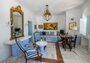 Un lugar para sentarse en Aigialos Luxury Traditional Settlement