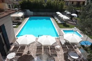 Bazén v ubytování Hotel Maderno nebo v jeho okolí