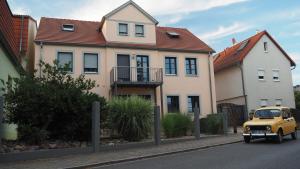 a yellow truck parked in front of a house at Uferlos in Radebeul