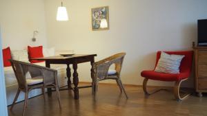 ein Esszimmer mit einem Tisch, Stühlen und einem Sofa in der Unterkunft Uferlos in Radebeul