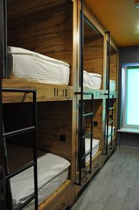 FULL HOUSE capsule hostel tesisinde bir ranza yatağı veya ranza yatakları