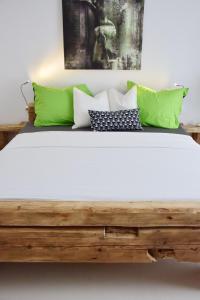 マリアプファルにあるEufoniaの木製ベッド(緑と白の枕付)