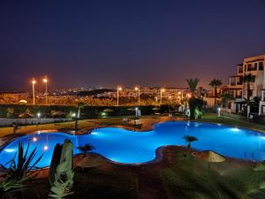 a view of a pool at night at Cabobeach Appartement in Cabo Negro