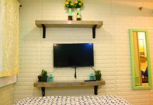 TV a/nebo společenská místnost v ubytování French Nest at Baguio- Megatower Residences