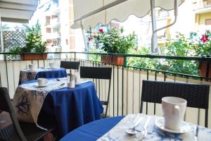 Reštaurácia alebo iné gastronomické zariadenie v ubytovaní Sorrento Rooms