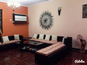sala de estar con sofás y TV en la pared en Villa Liwonde - Cottage en Liwonde