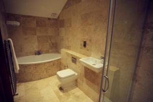 un bagno con wc, lavandino e doccia di The Black Swan a Glazebrook Altre 25 foto