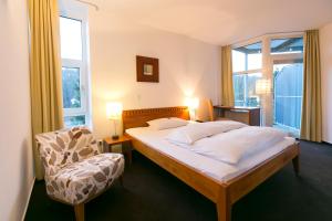 Giường trong phòng chung tại Wald & Golfhotel Lottental