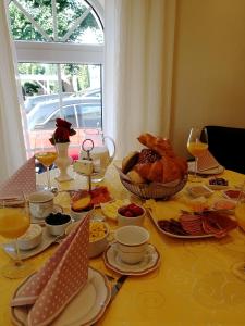 een tafel met ontbijtproducten en een glas sinaasappelsap bij Wir Beide in Elten