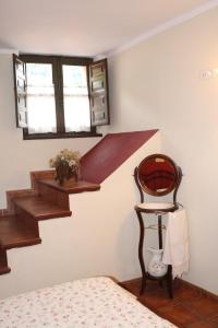 SerrapioにあるApartamento La Carreña - La Xiarapinaのベッドと階段のある部屋