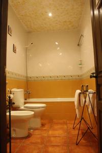 een badkamer met een toilet en een bad bij Apartamento La Carreña - La Xiarapina in Serrapio