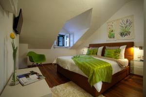 a bedroom with a bed with a green comforter at Apartment Allure in Bol