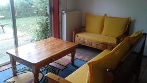a living room with a coffee table and a couch at de Mielgong in Boazum