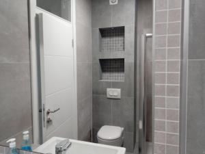 un bagno con wc, lavandino e doccia di N&L a Banja Luka Altre 24 foto
